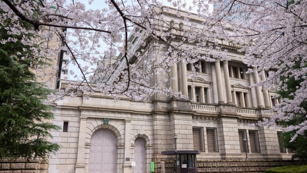 日本央行利率决定解读：声明和预测比预期更为鸽派，日元跌穿156大关