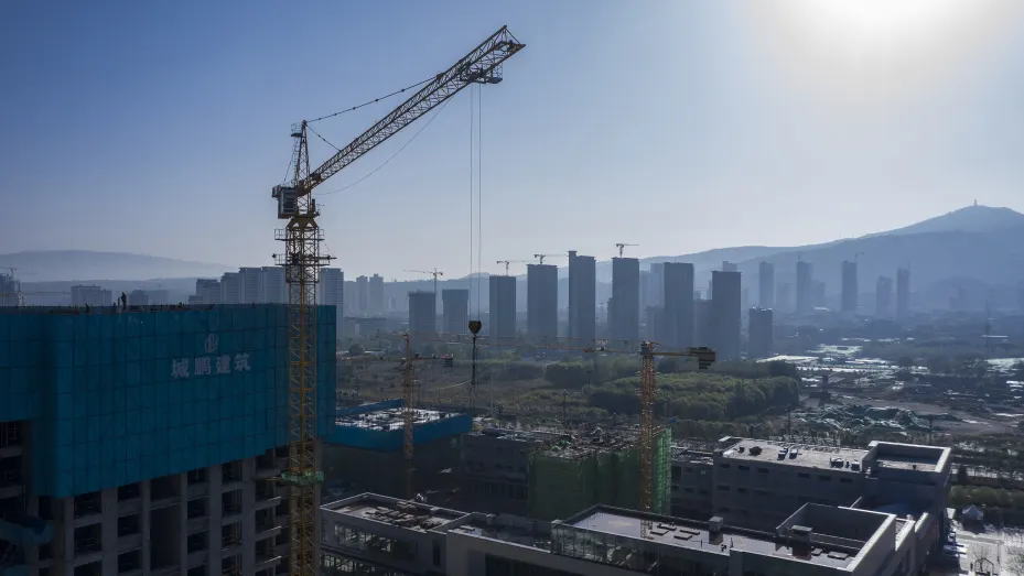 中国股市的投资者自国庆长假后热情高涨,助推中国股票市值自2015年以来首次突破10万亿美元。