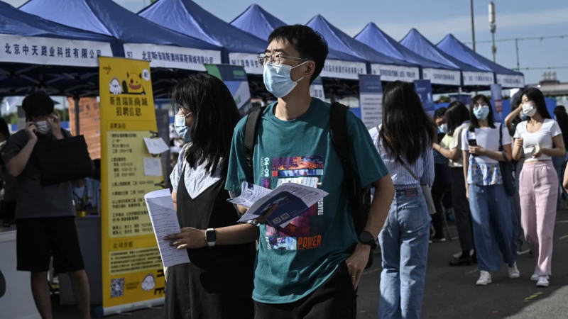 随着美中贸易战升级，中国推出就业支持措施并暗示将出台更多刺激政策