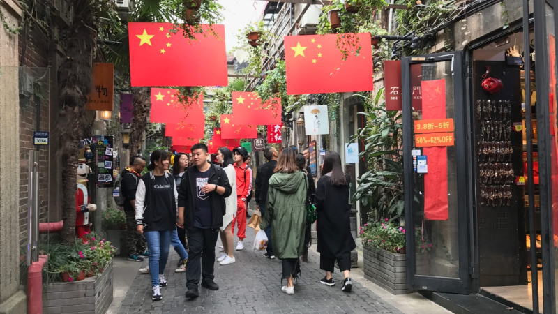 需要宣布更多刺激措施来实现设定的目标。投资中国应采取战略性的方法，重点关注以政策为中心的行业，如电动汽车供应链、绿色倡议和半导体技术...