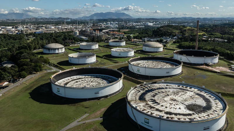 巴西国家石油公司下调投资而上调产量预期，股价下跌