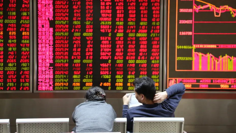 中国股市的投资者自国庆长假后热情高涨，助推中国股票市值自2015年以来首次突破10万亿美元。