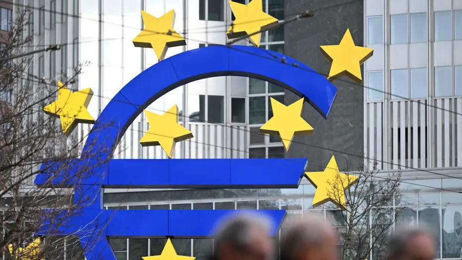 彭博调查：预计欧洲央行将于6预期启动降息周期，今年降息三次