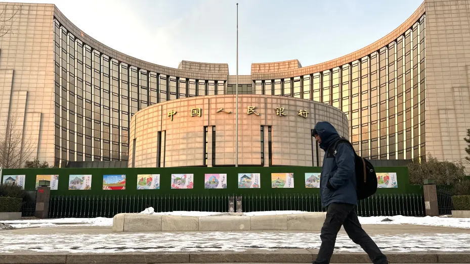 在市场预期人民币贬值加速之际，央行重申将维持汇率稳定